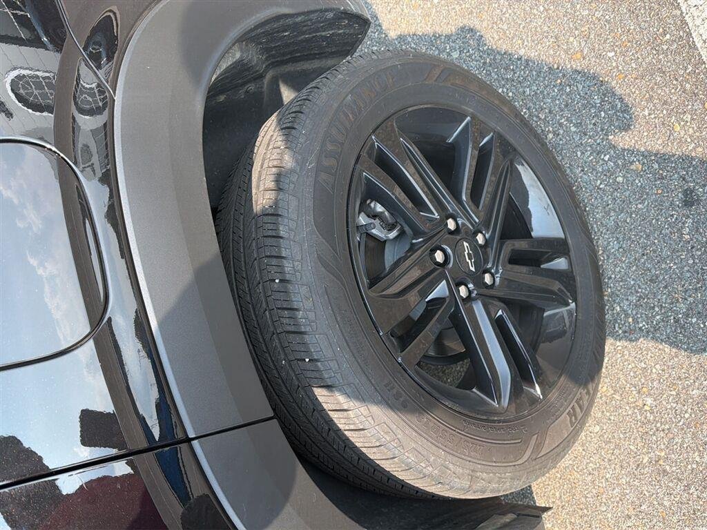 Used 2025 Mosaic Black Metallic Chevrolet ACTIV image 5