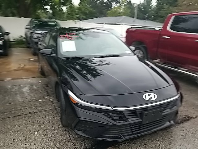 Used 2025 Black Hyundai SE image 4