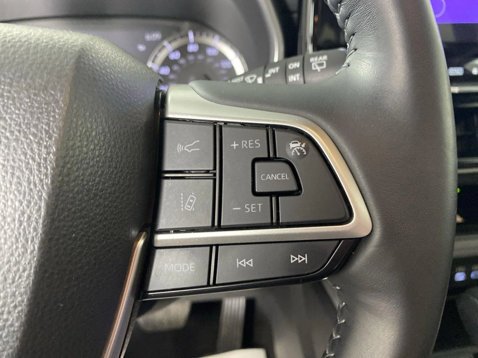 Used 2023 Wind Chill Pearl Toyota XLE image 25