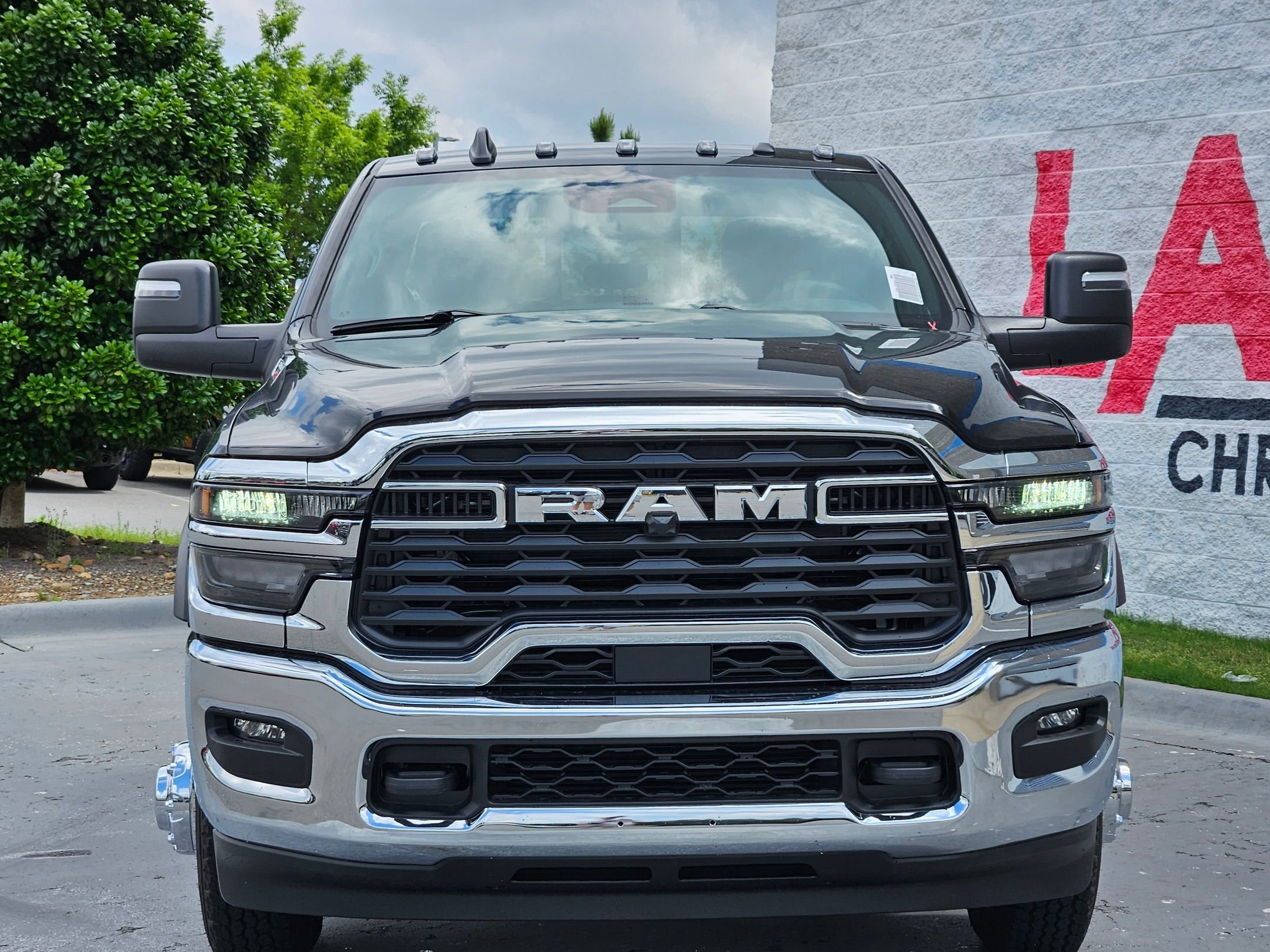 New 2026 Diamond Black Crystal Pearl-Coat Exterior Paint RAM Tradesman image 2