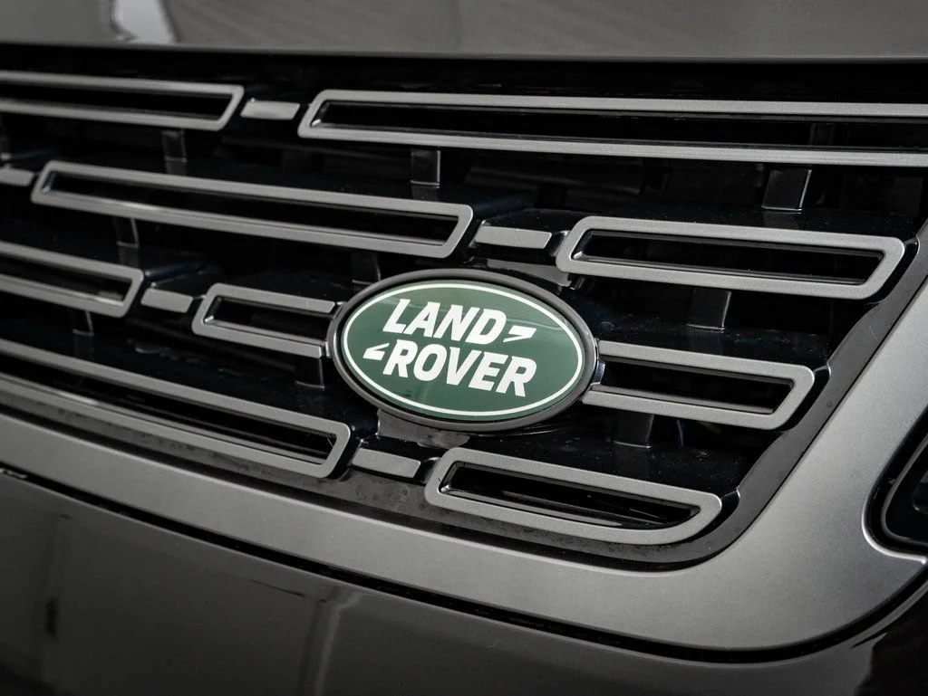 New 2026 Santorini Black Metallic Land Rover Dynamic SE image 3