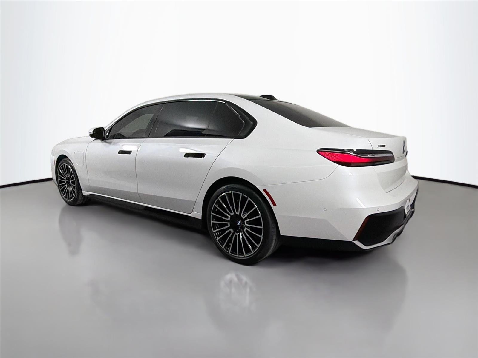 New 2026 Mineral White Metallic BMW 750e xDrive image 7