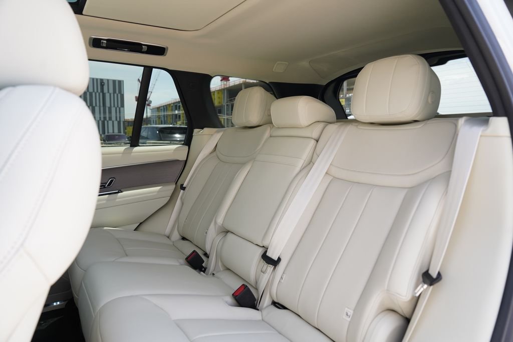 New 2026 Fuji White Land Rover SE image 21