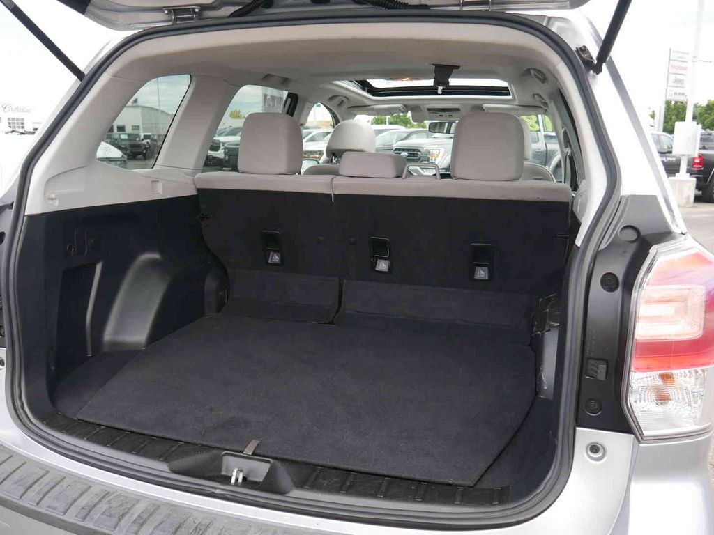 Used 2018 Silver Subaru 2.5i Premium image 10