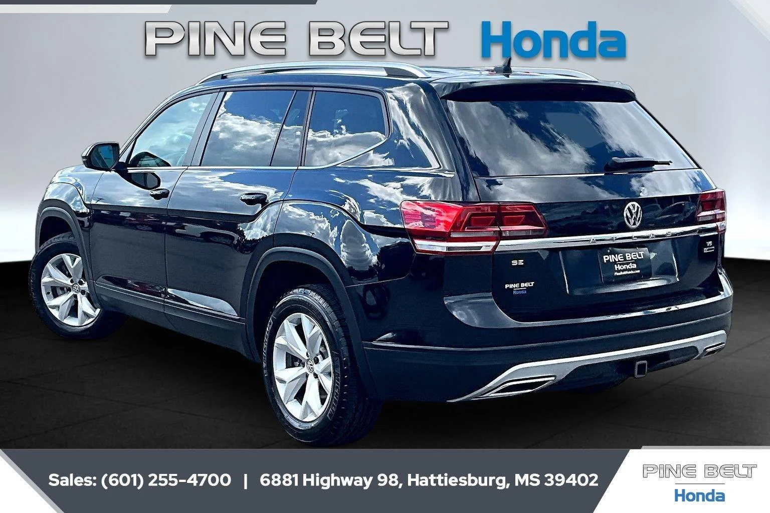 Used 2018 Deep Black Pearl Volkswagen 3.6L V6 SE image 2