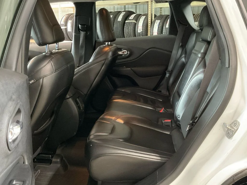 Used 2019 White Jeep Trailhawk image 28