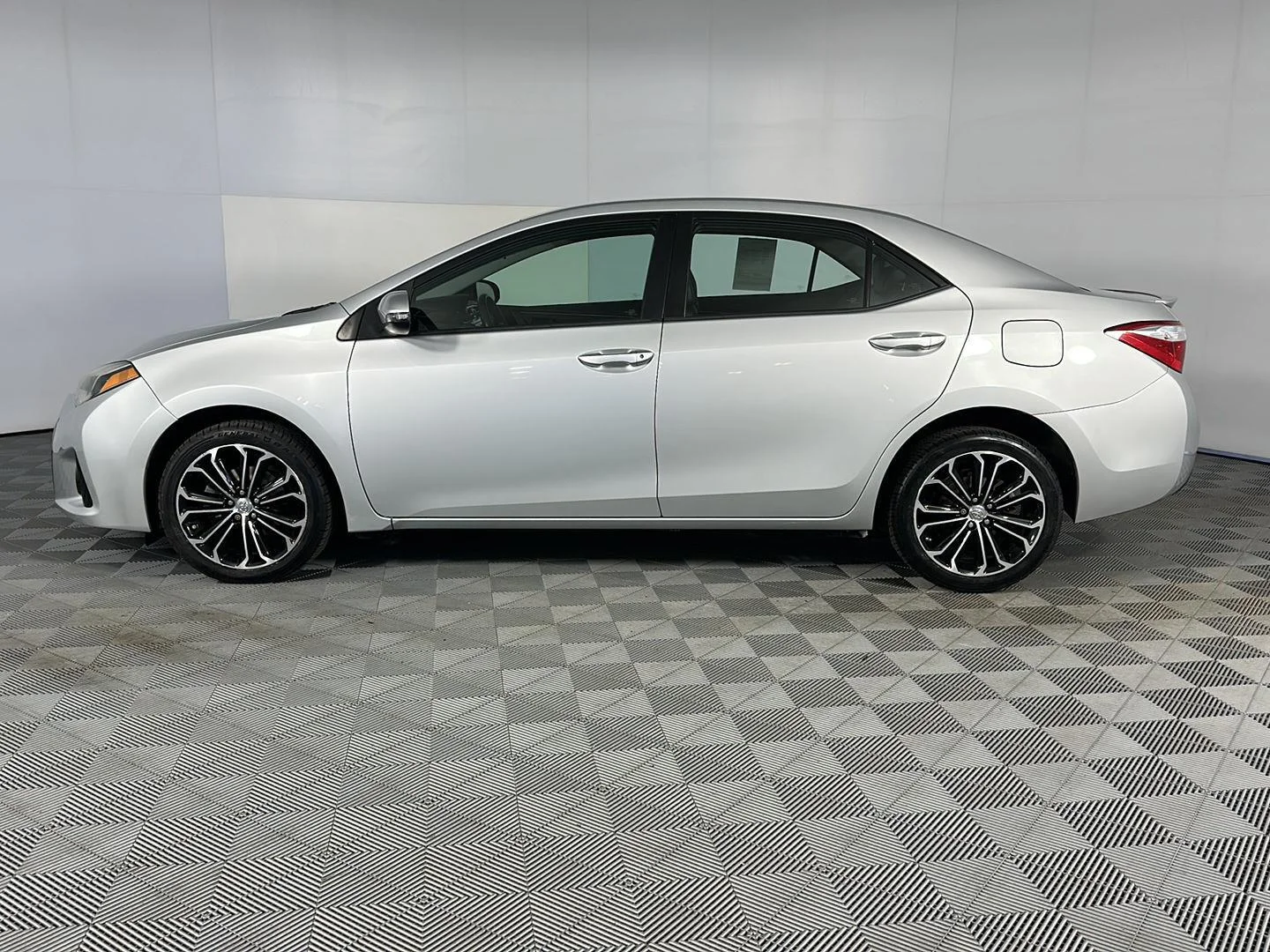 Used 2015 Classic Silver Metallic Toyota S Plus image 4