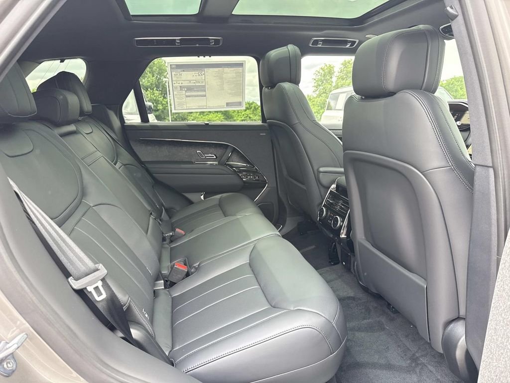 New 2026 Flux Silver Ultra Mettalic Gloss Land Rover Dynamic SE image 14