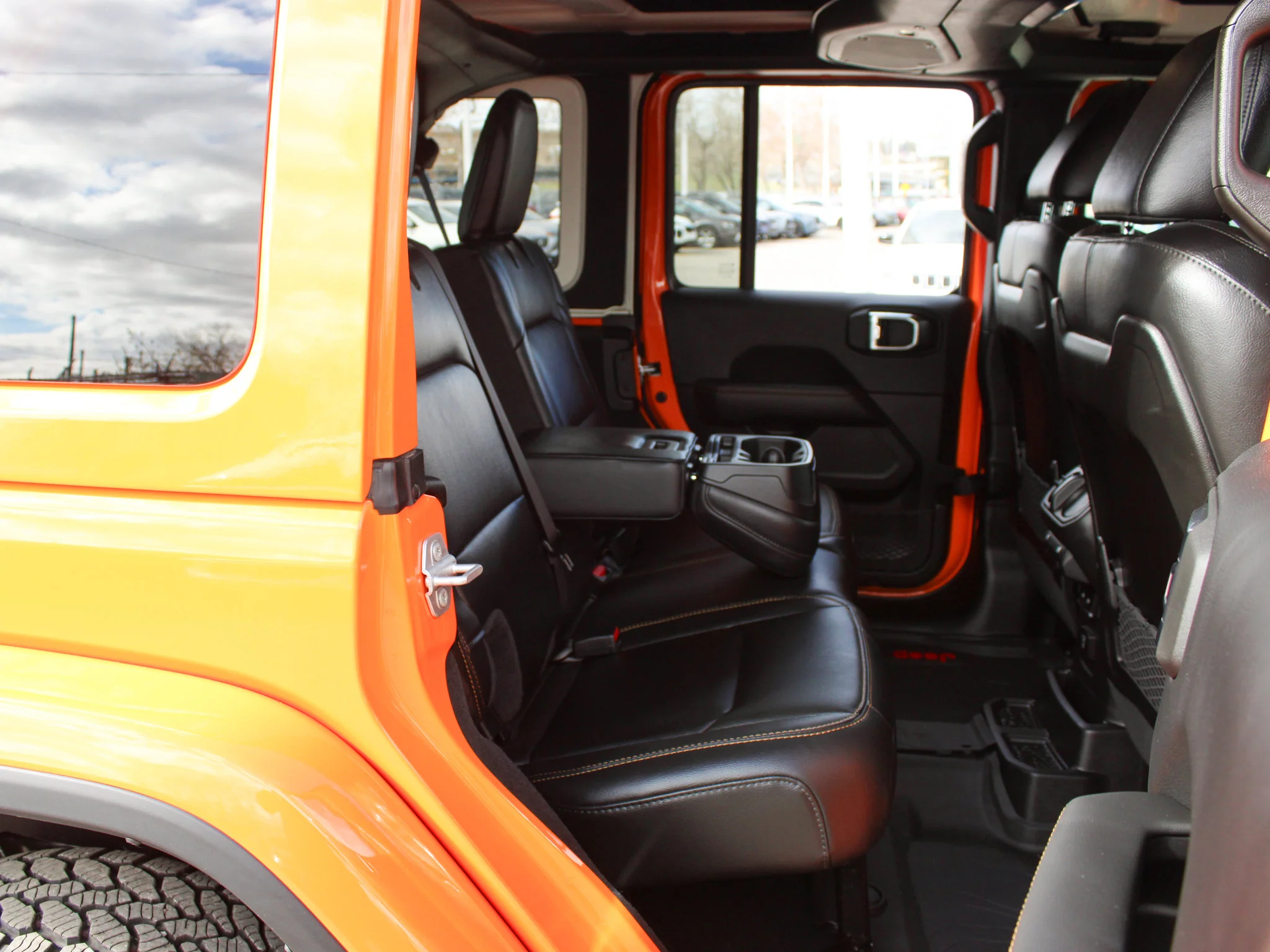 Certified Used 2025 joose Jeep Sahara * V6 | McKinley Leather Seats | Trailer Tow Group | Apple CarPlay | Alpine | Adaptive Cruise image 21
