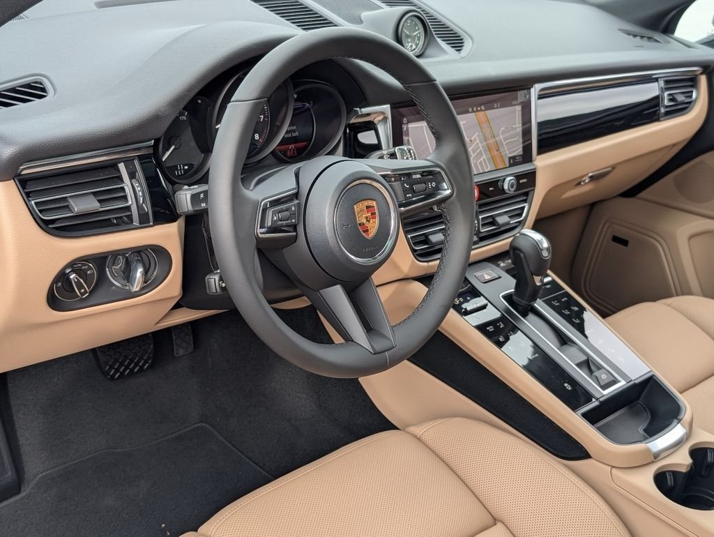 2026 Porsche Macan T - Photo 4