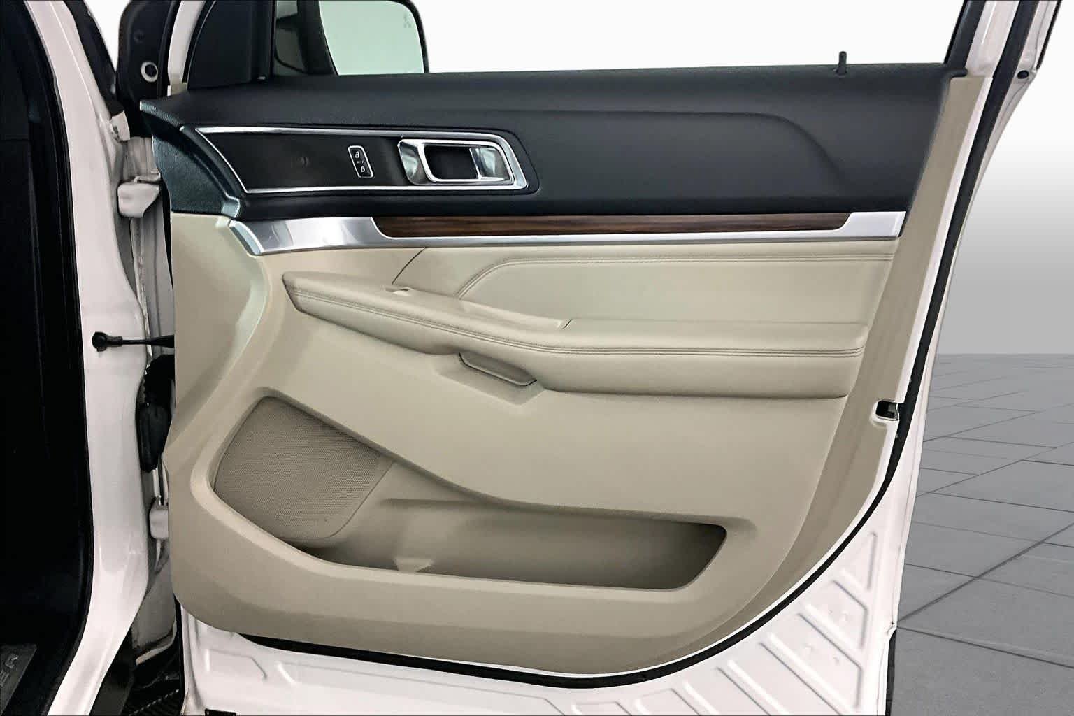 Used 2018 White Platinum Metallic Tri-Coat Ford Limited image 19