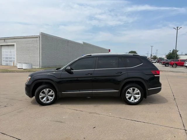 Used 2018  Volkswagen SEL image 2
