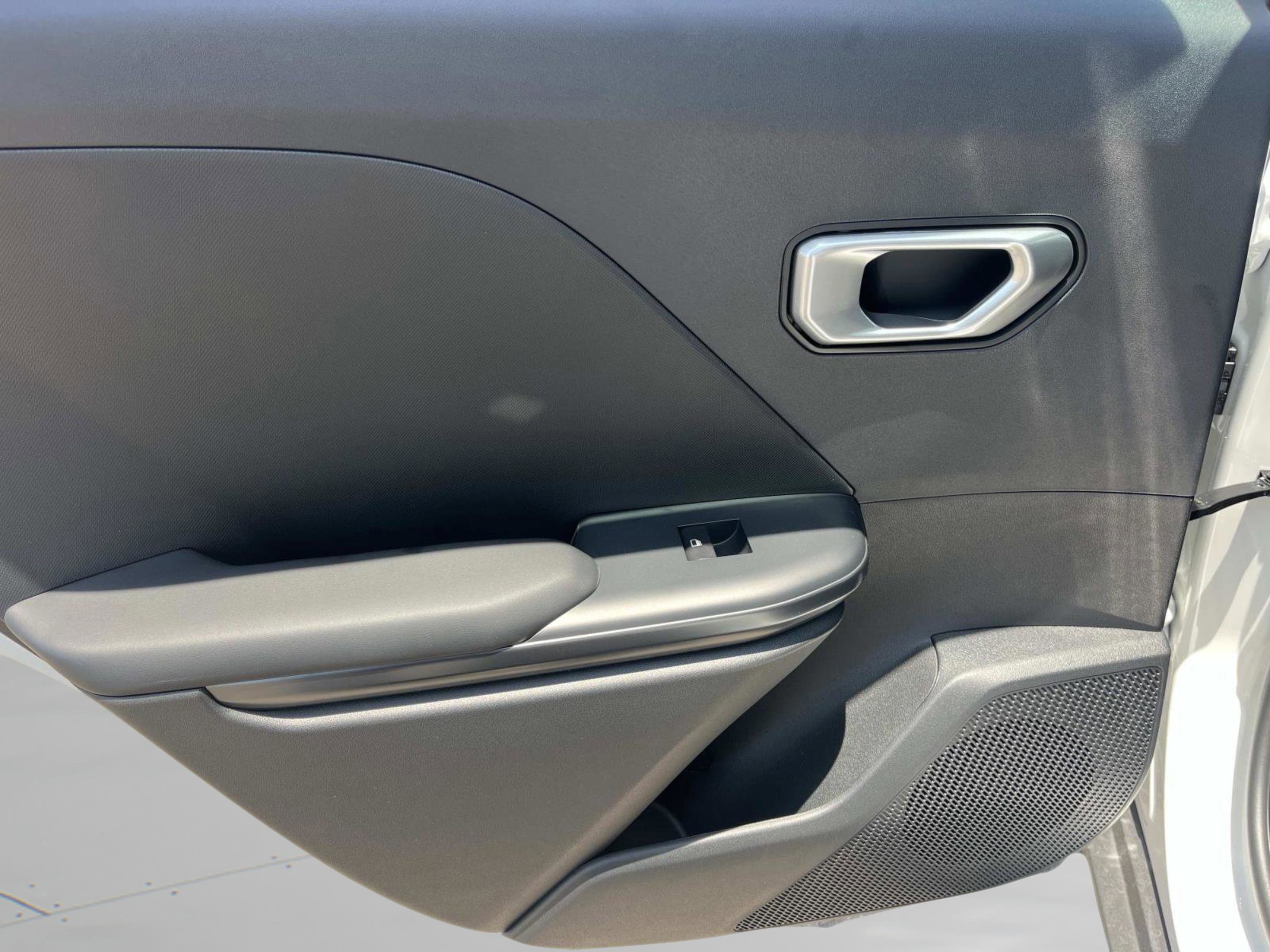 New 2026 Snow White Pearl Kia LX image 15
