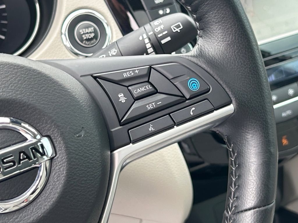 Used 2022 White Nissan SL image 29