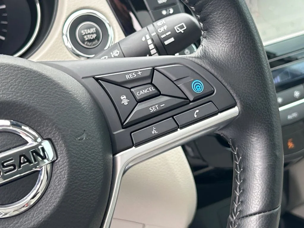 Used 2022 White Nissan SL image 29