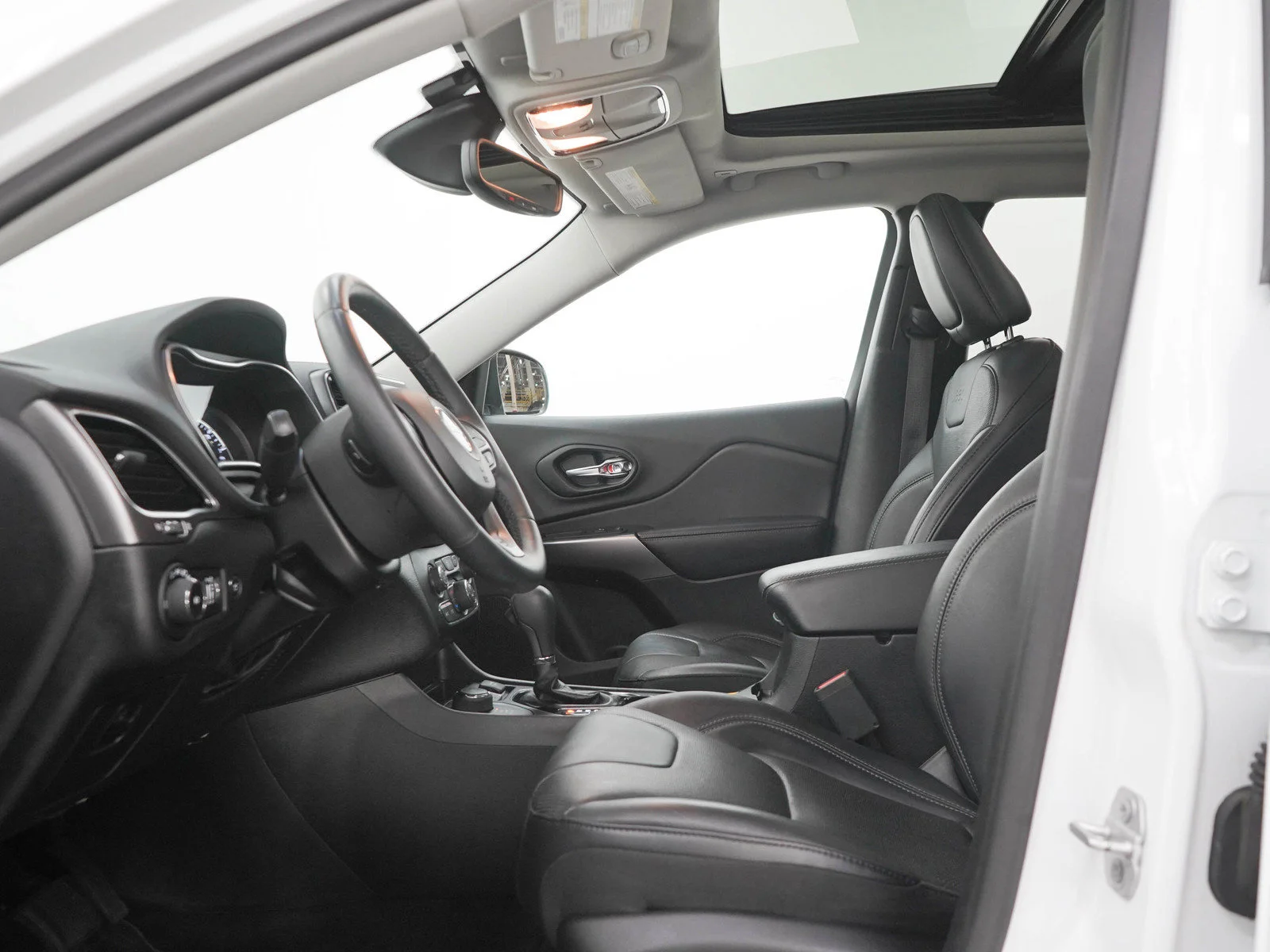 Used 2019  Jeep Limited image 22