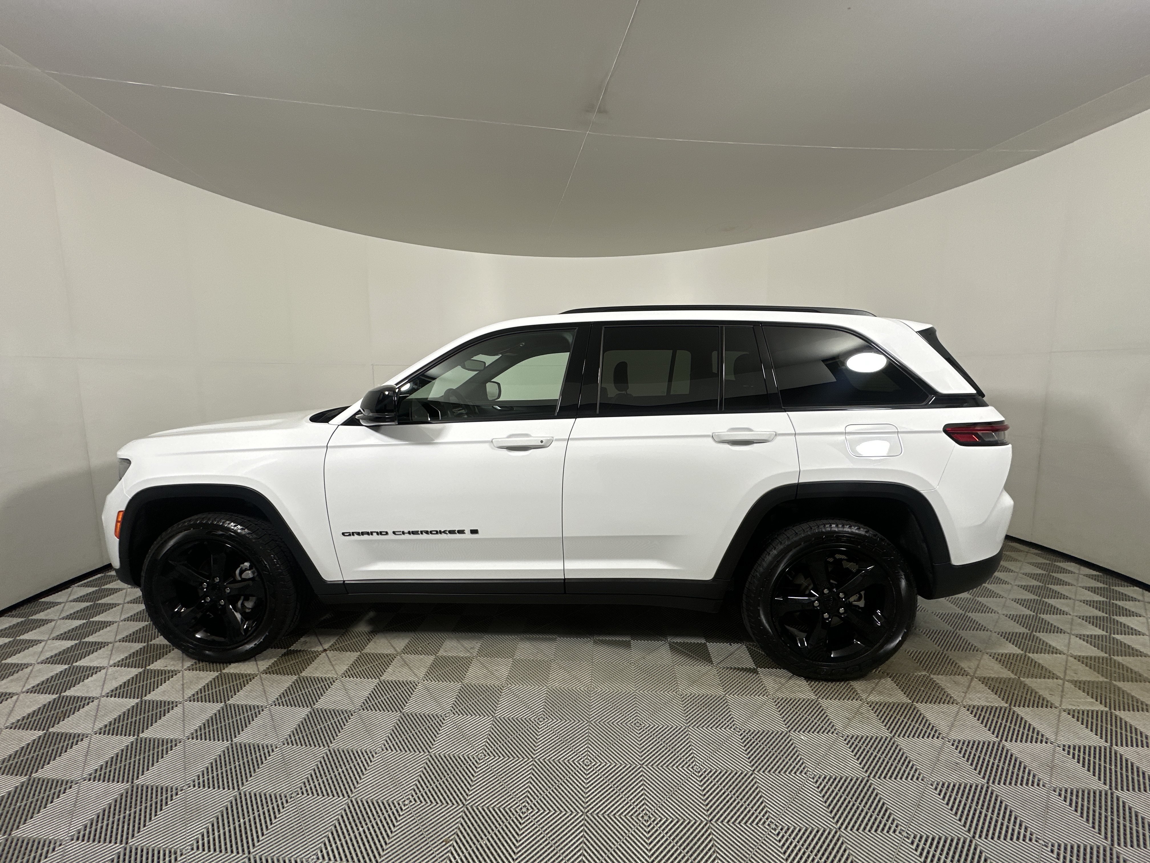 Certified Used 2023 Bright White Clearcoat Jeep Altitude X image 4