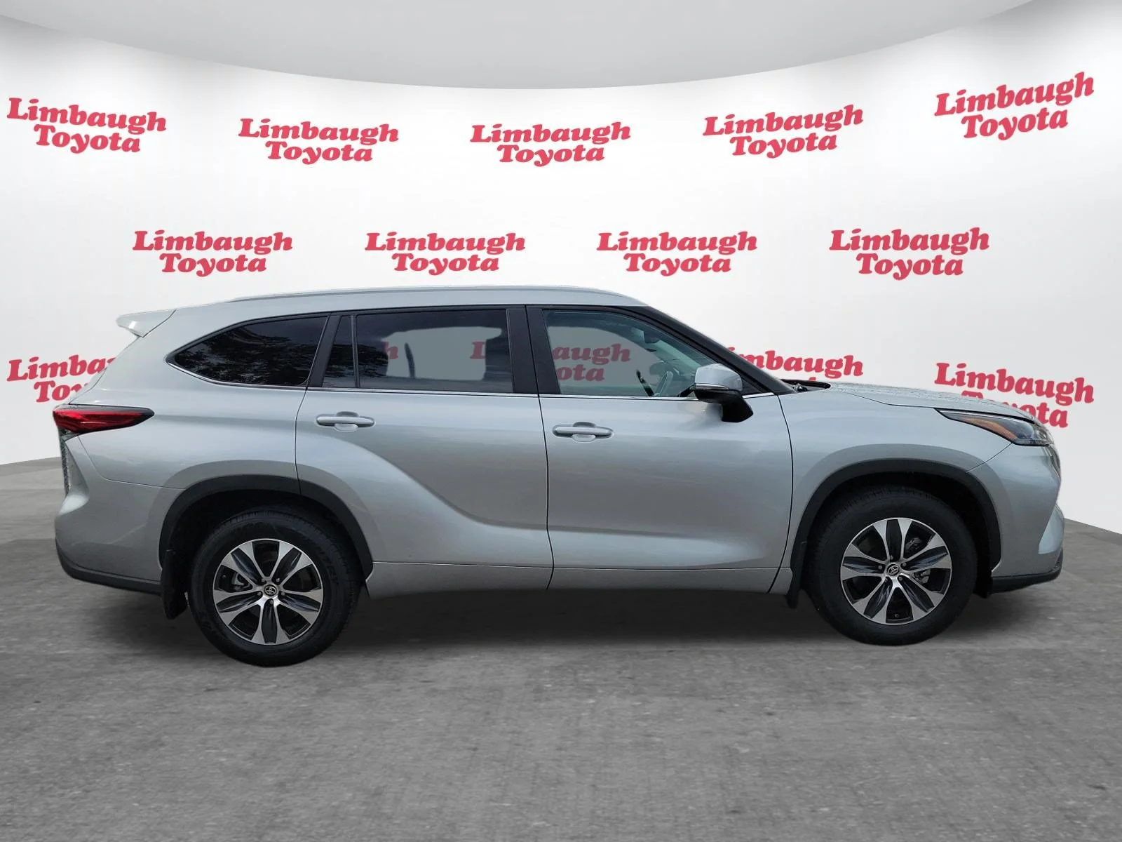 Used 2023 Silver Toyota XLE image 2