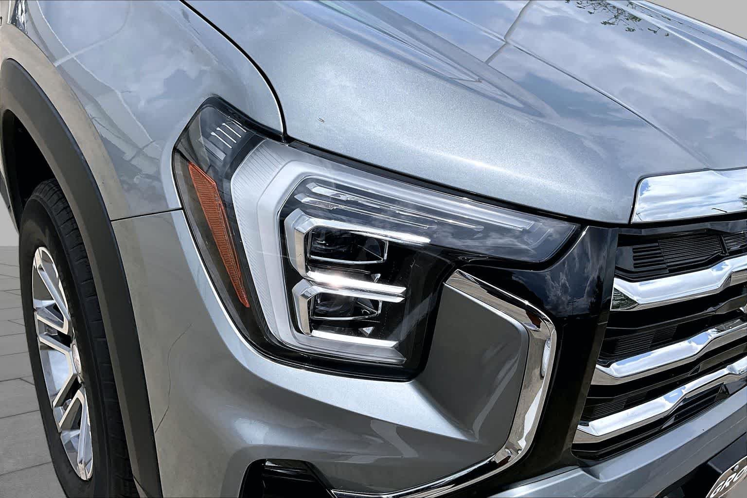 Used 2025 Sterling Metallic GMC FWD Elevation image 26