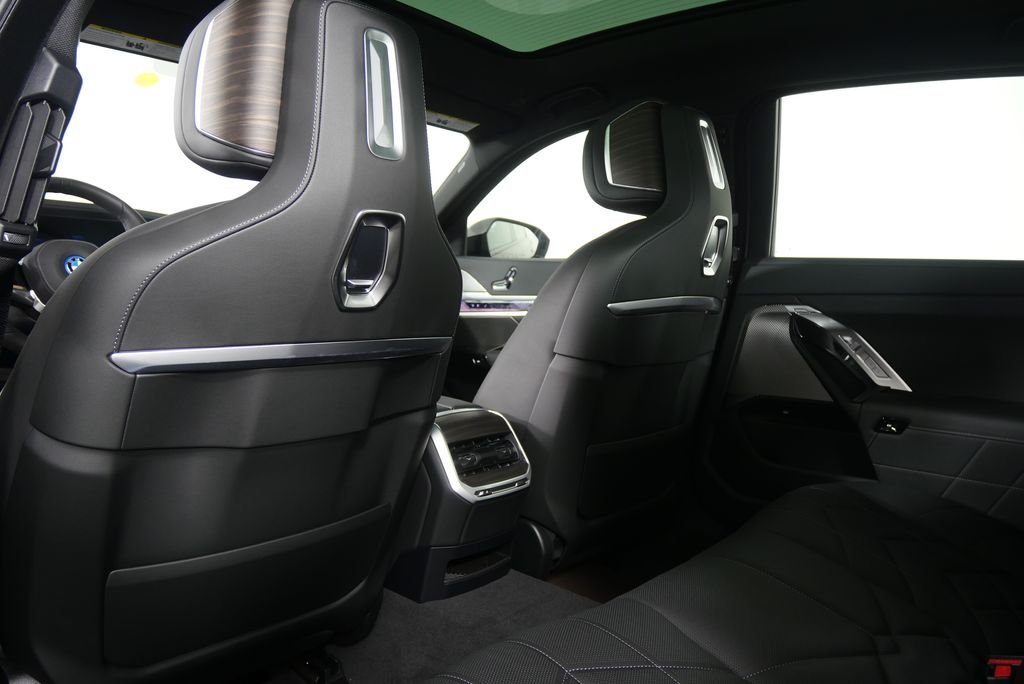 2026 BMW 7 Series 750e - Photo 17
