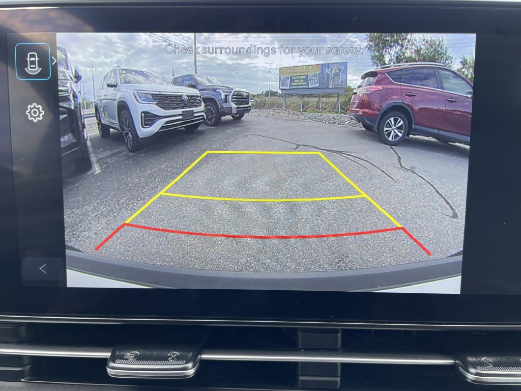 Used 2025 White Hyundai SEL image 25