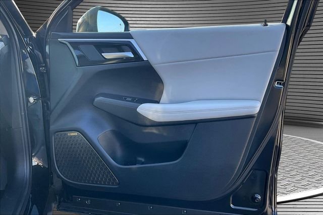 Used 2025  Mitsubishi SE image 31