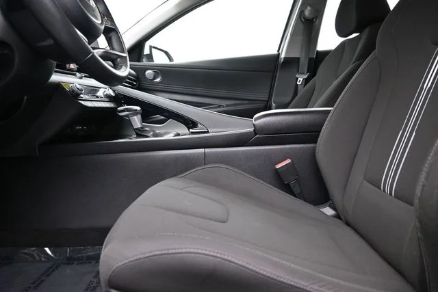Used 2025 White Hyundai SEL Convenience image 21