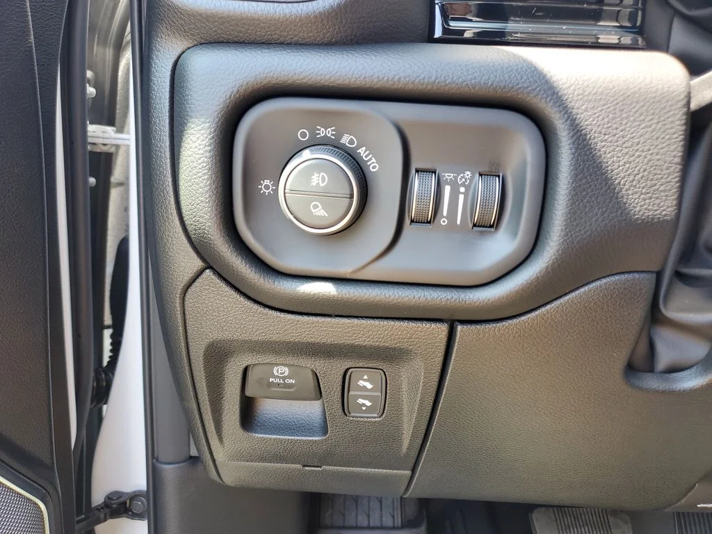 New 2026 Ivory White Tri-Coat Pearl-Coat Exterior Paint RAM Laramie image 25