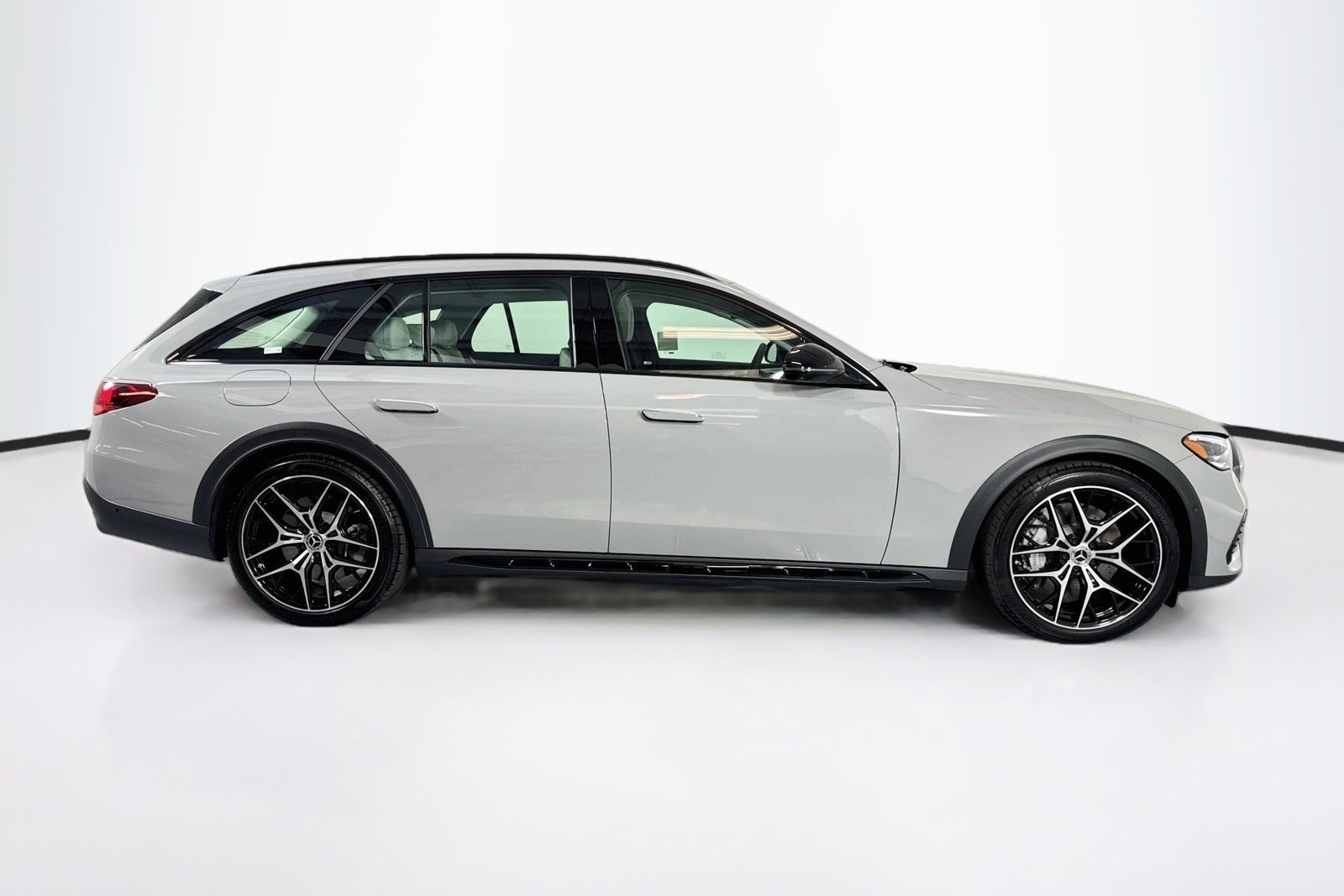 New 2026 MANUFAKTUR Alpine Grey Mercedes-Benz E 450 image 4