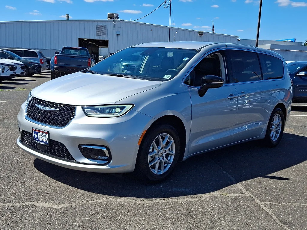 Used 2024 Silver Chrysler Touring L image 6