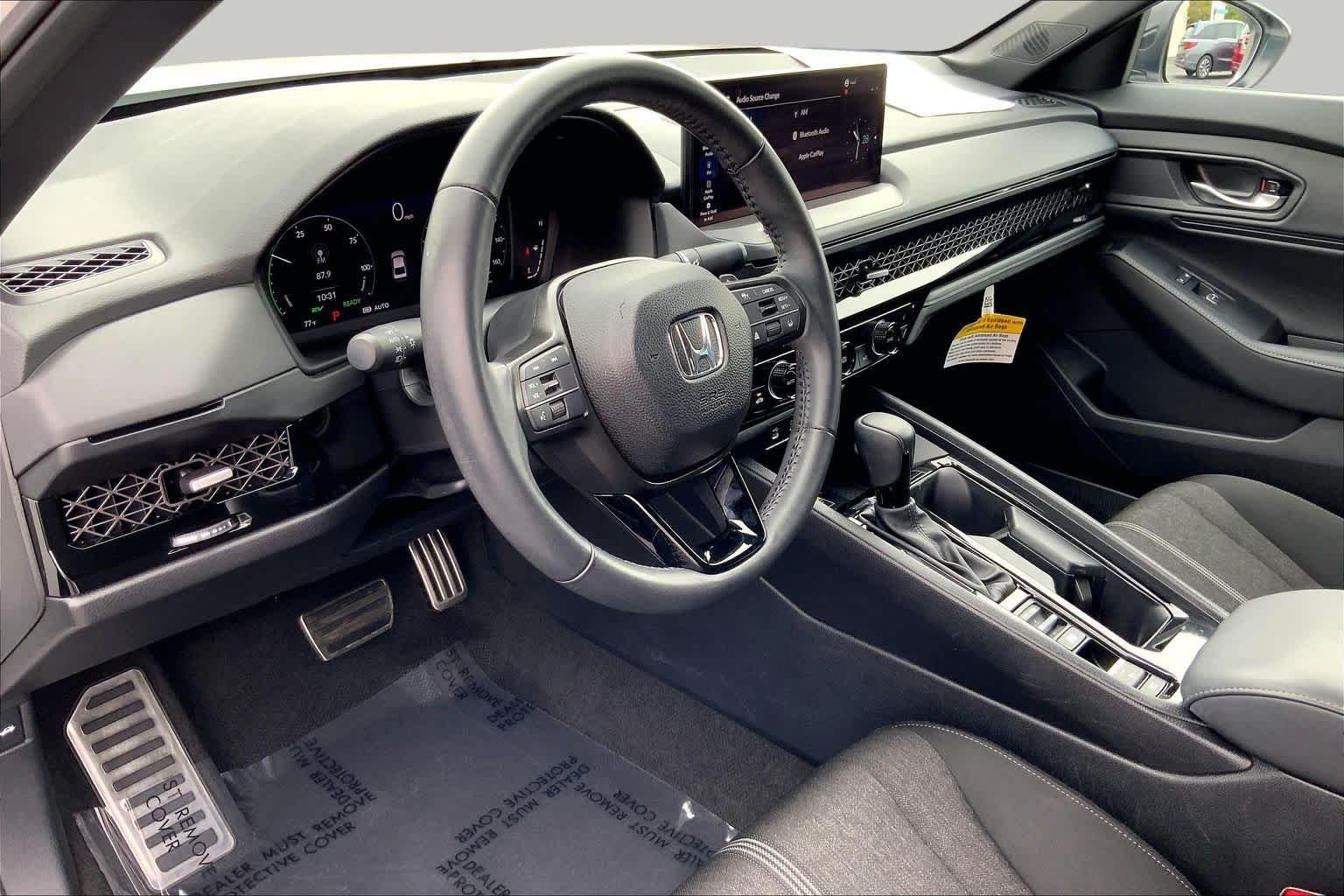 Used 2025 Platinum White Pearl Honda Sport image 17