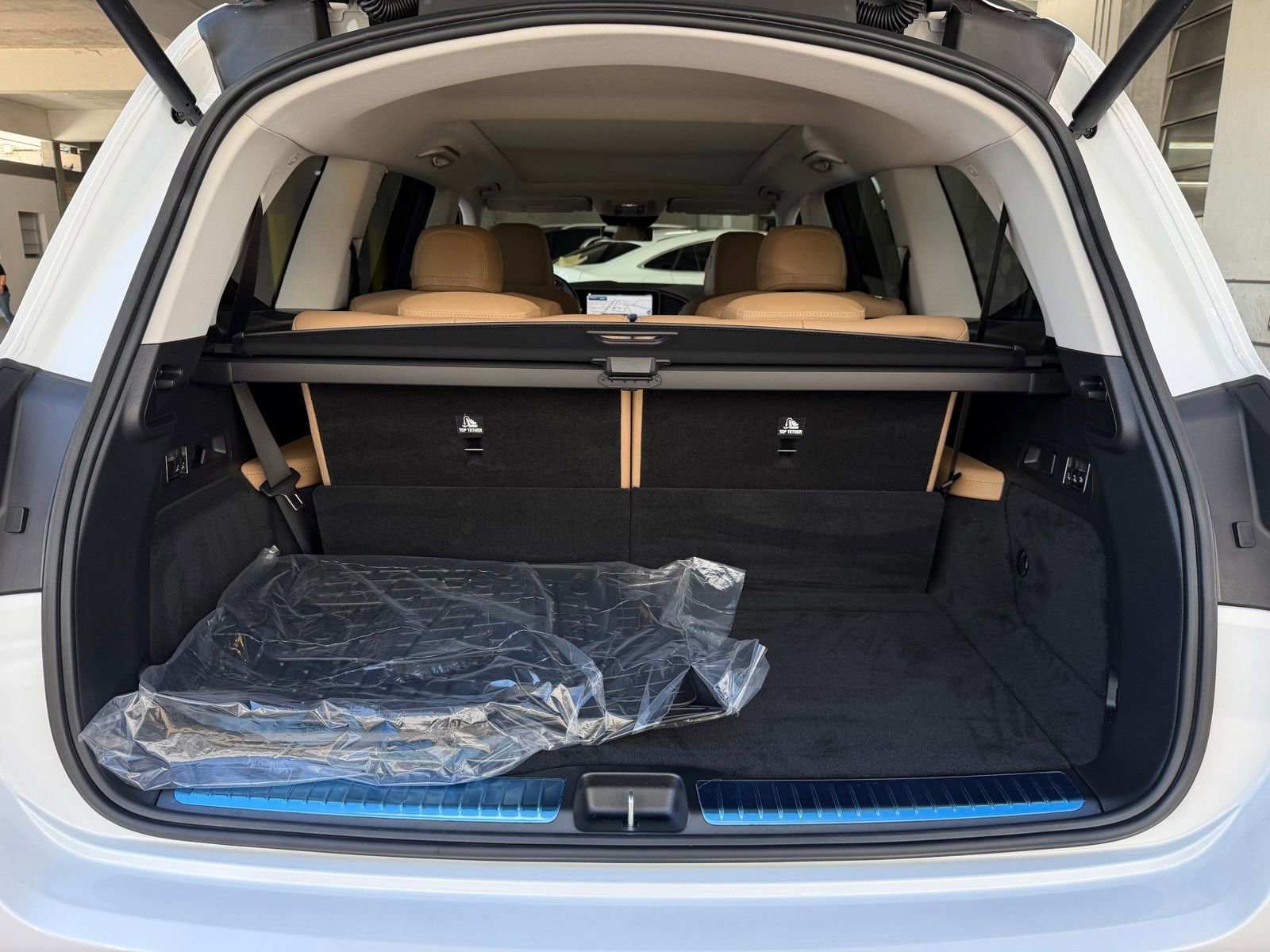 New 2026 MANUFAKTUR Moonlight White Metallic Mercedes-Benz GLS 450 image 47