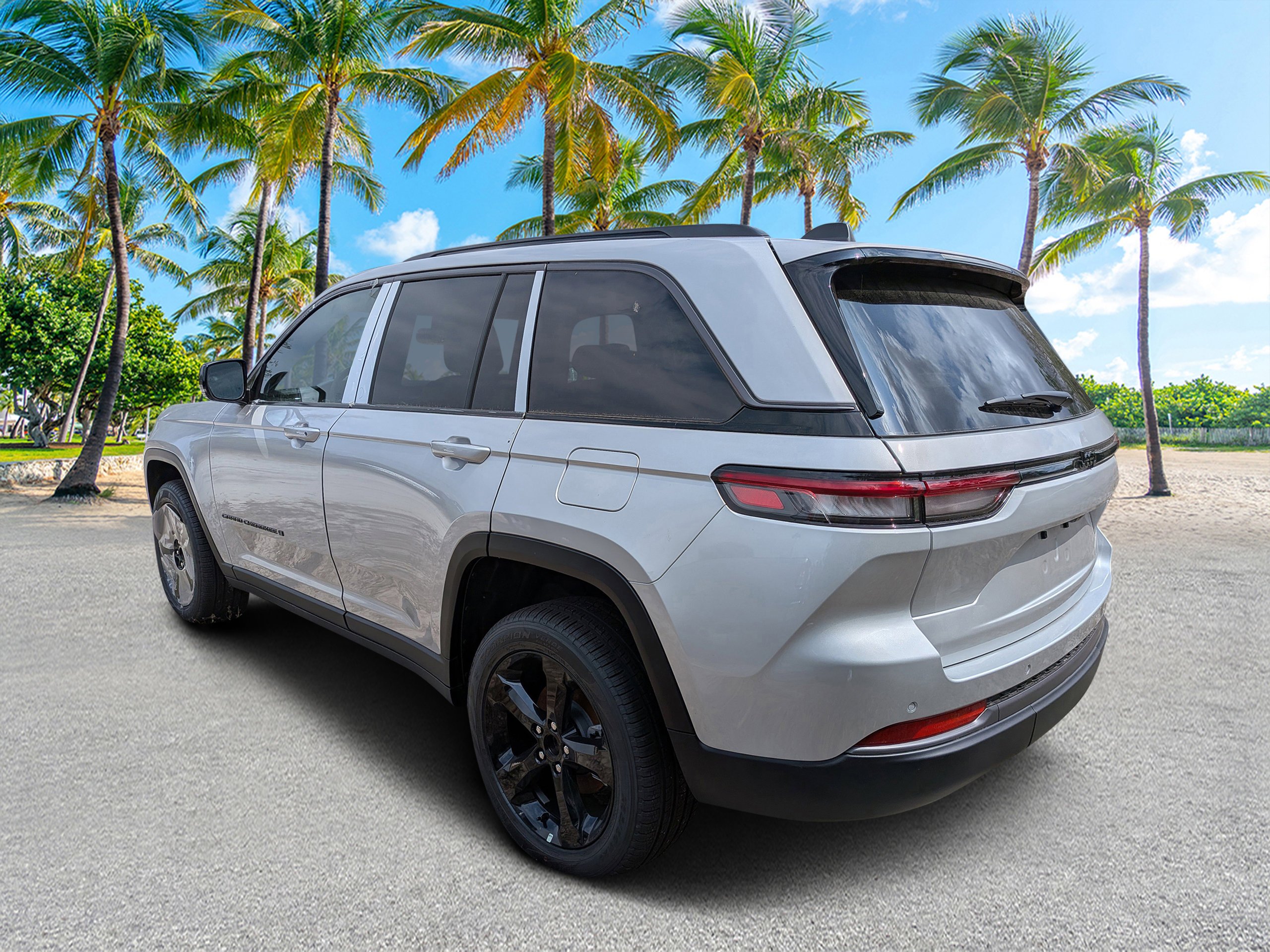 New 2026 Silver Zynith Exterior Paint Jeep Limited image 5