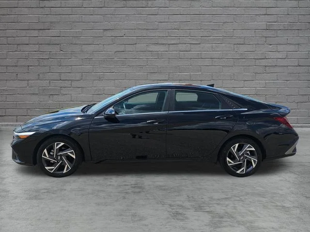 Used 2025 Black Hyundai SEL Sport image 2