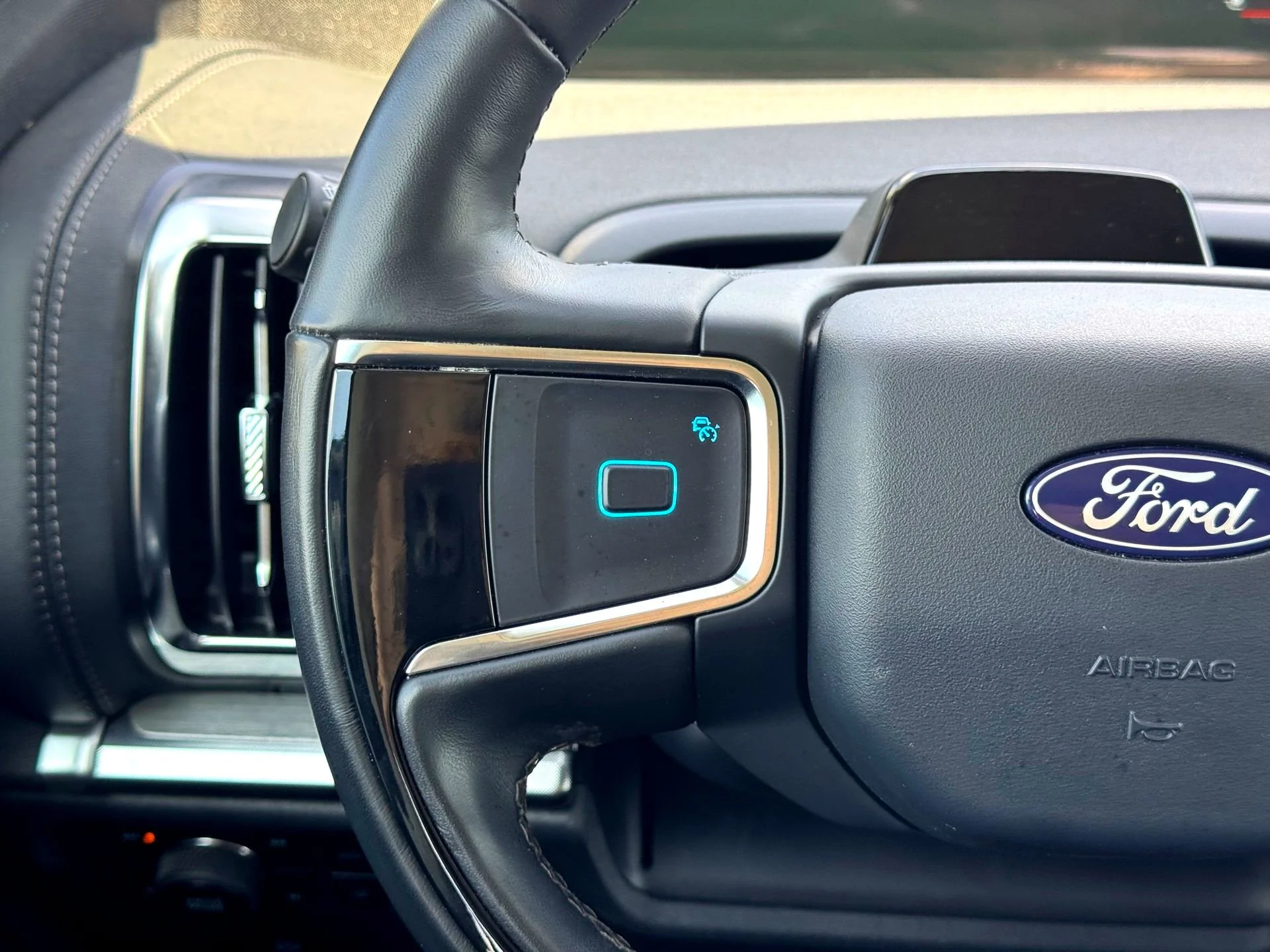 Used 2025  Ford Platinum image 25