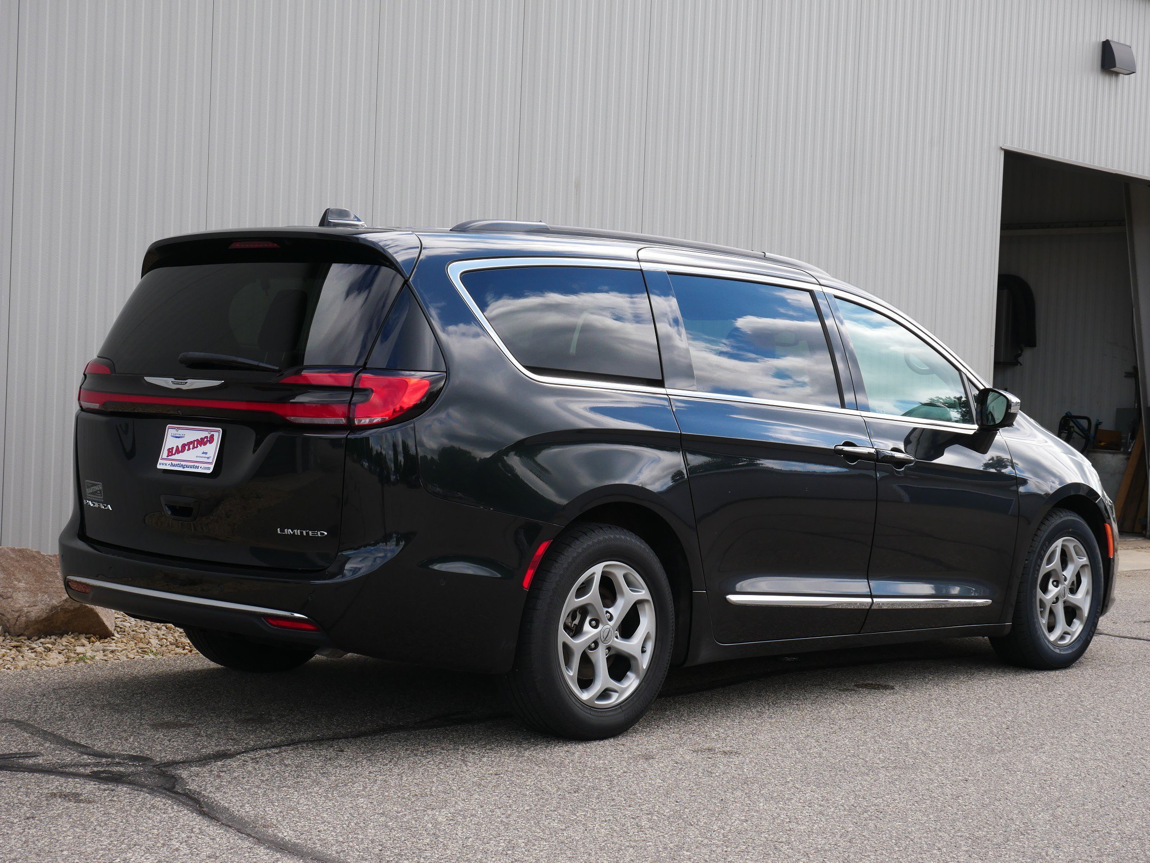 Used 2022 Brilliant Black Crystal Pearlcoat Chrysler Limited image 5
