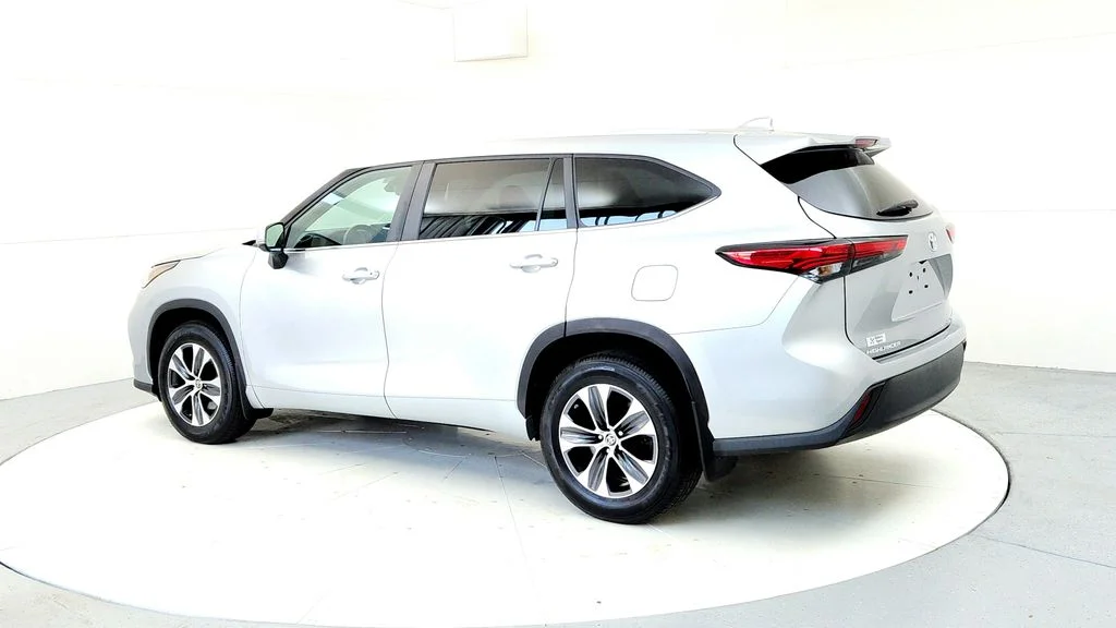 Used 2023 Silver Toyota XLE image 4
