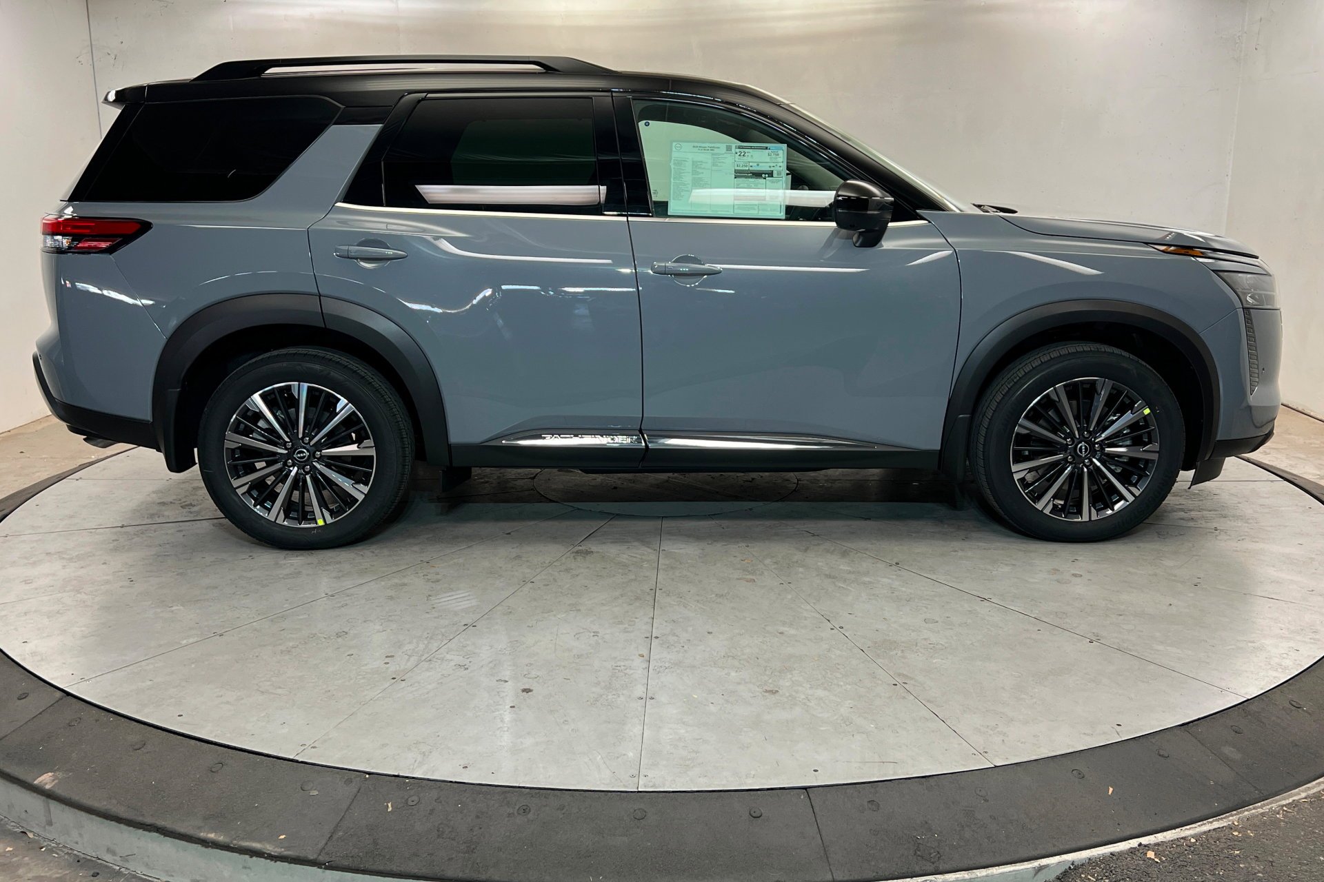 New 2026 Boulder Gray Pearl / Super Black Two-tone Nissan Platinum image 7