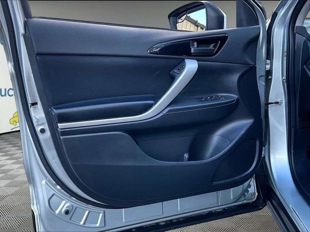 Used 2022 Silver Mitsubishi ES image 9
