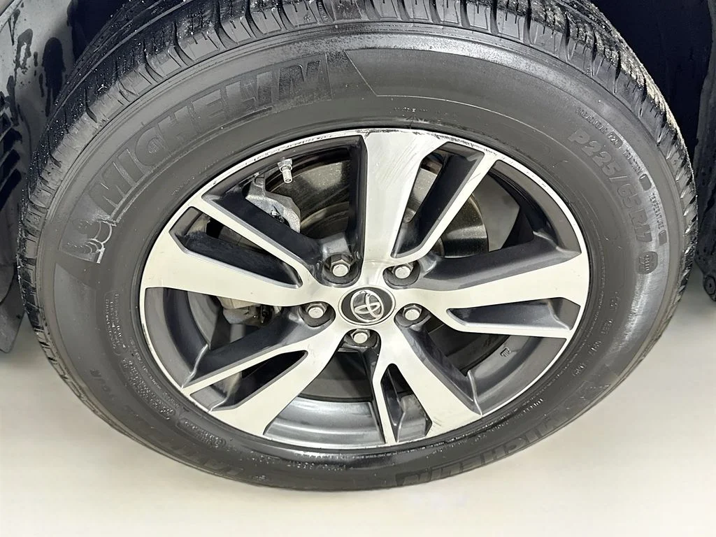 Used 2016 Super White Toyota XLE image 33