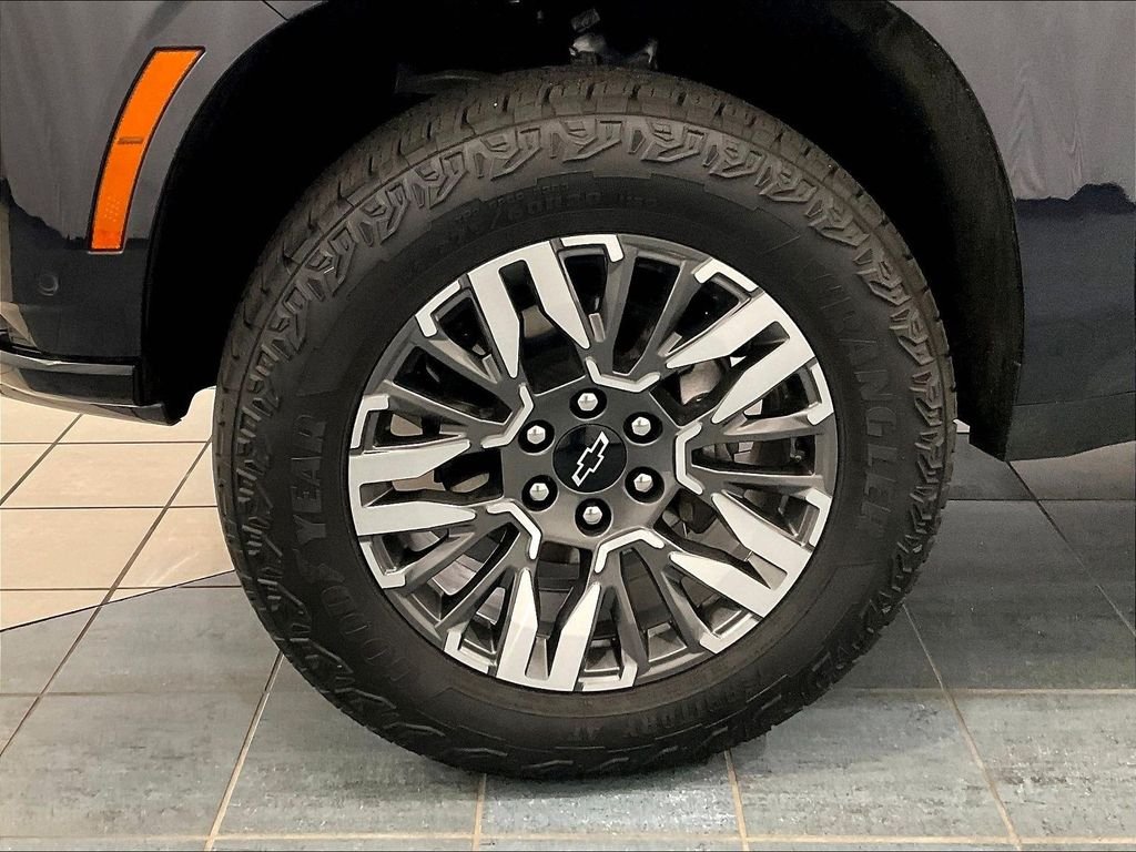 Used 2025 Gray Chevrolet Z71 image 7