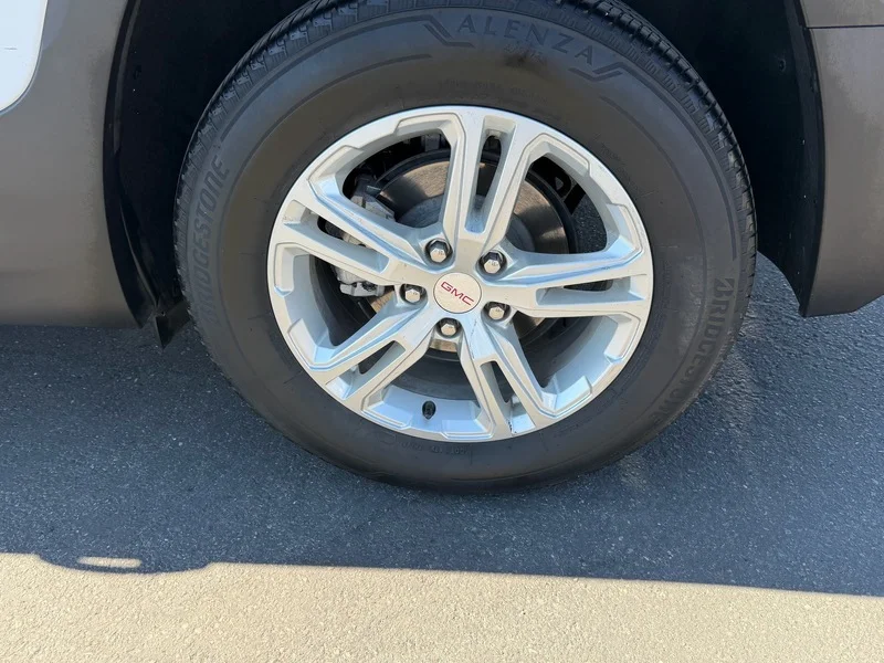 Used 2023 SUMMIT WHITE GMC SLE image 33