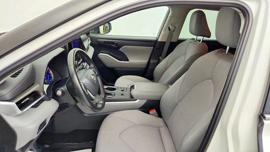 Used 2023 Wind Chill Pearl Toyota Hybrid LE AWD w/ 3-Row Seating & Toyota Safety Sense image 18