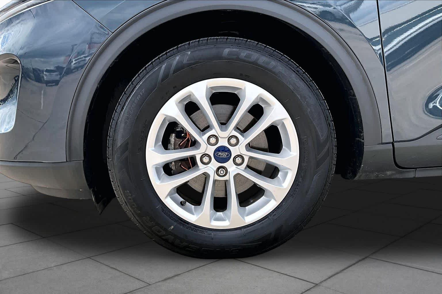 Used 2022 Stone Blue Metallic Ford SE image 11