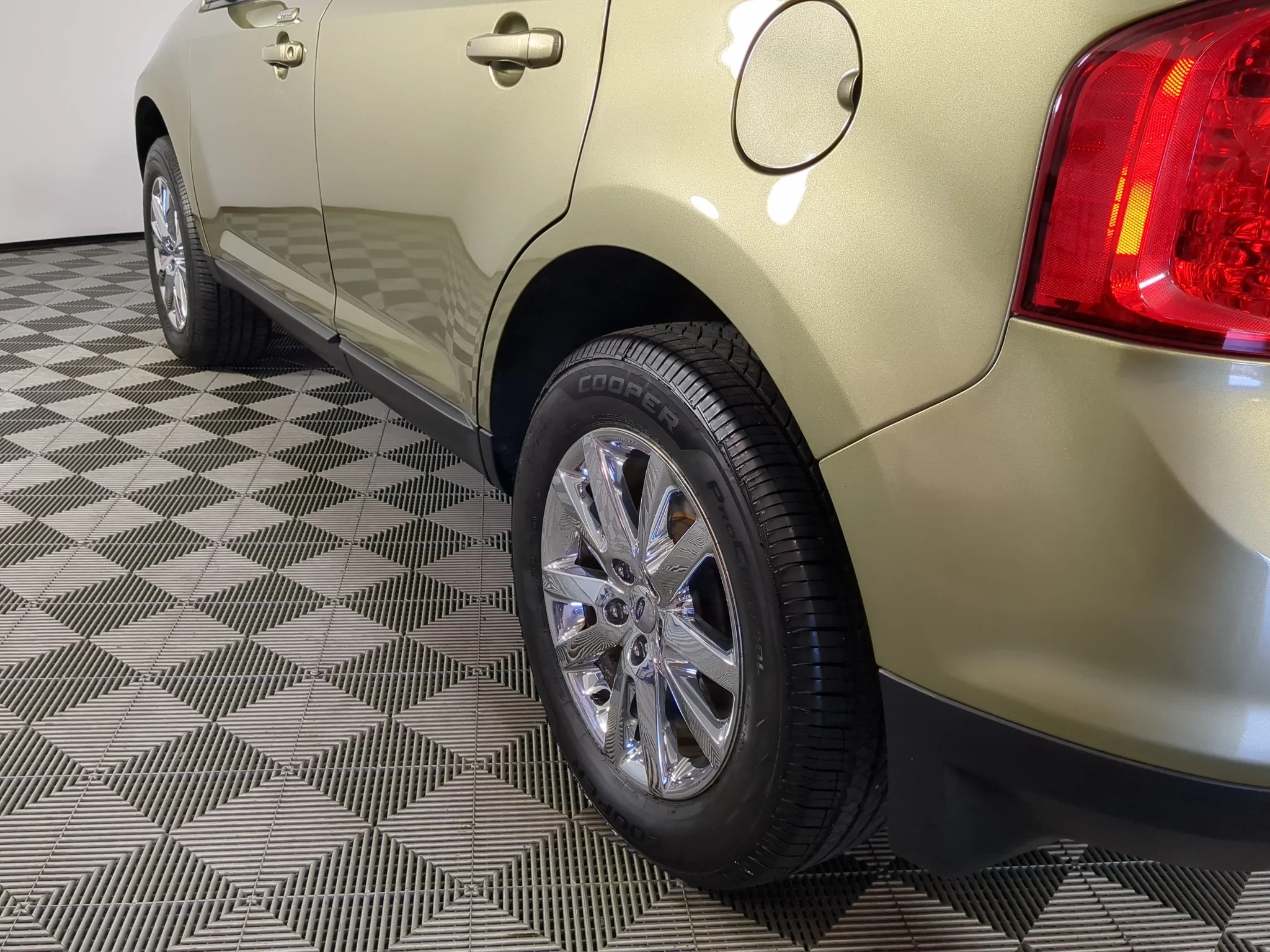 Used 2013 Green Ford SEL image 5