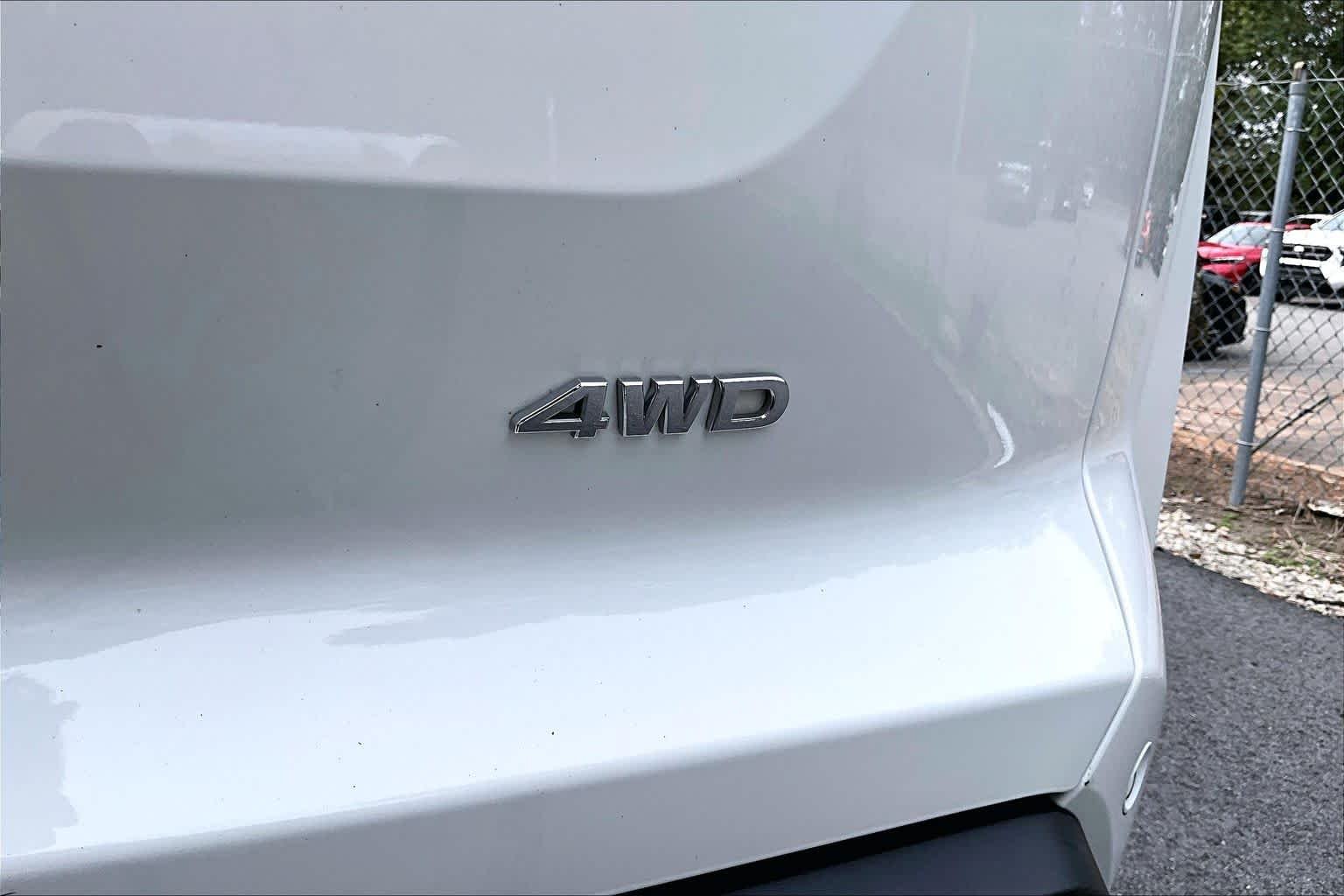 Used 2025 Glacier White Nissan SV image 10