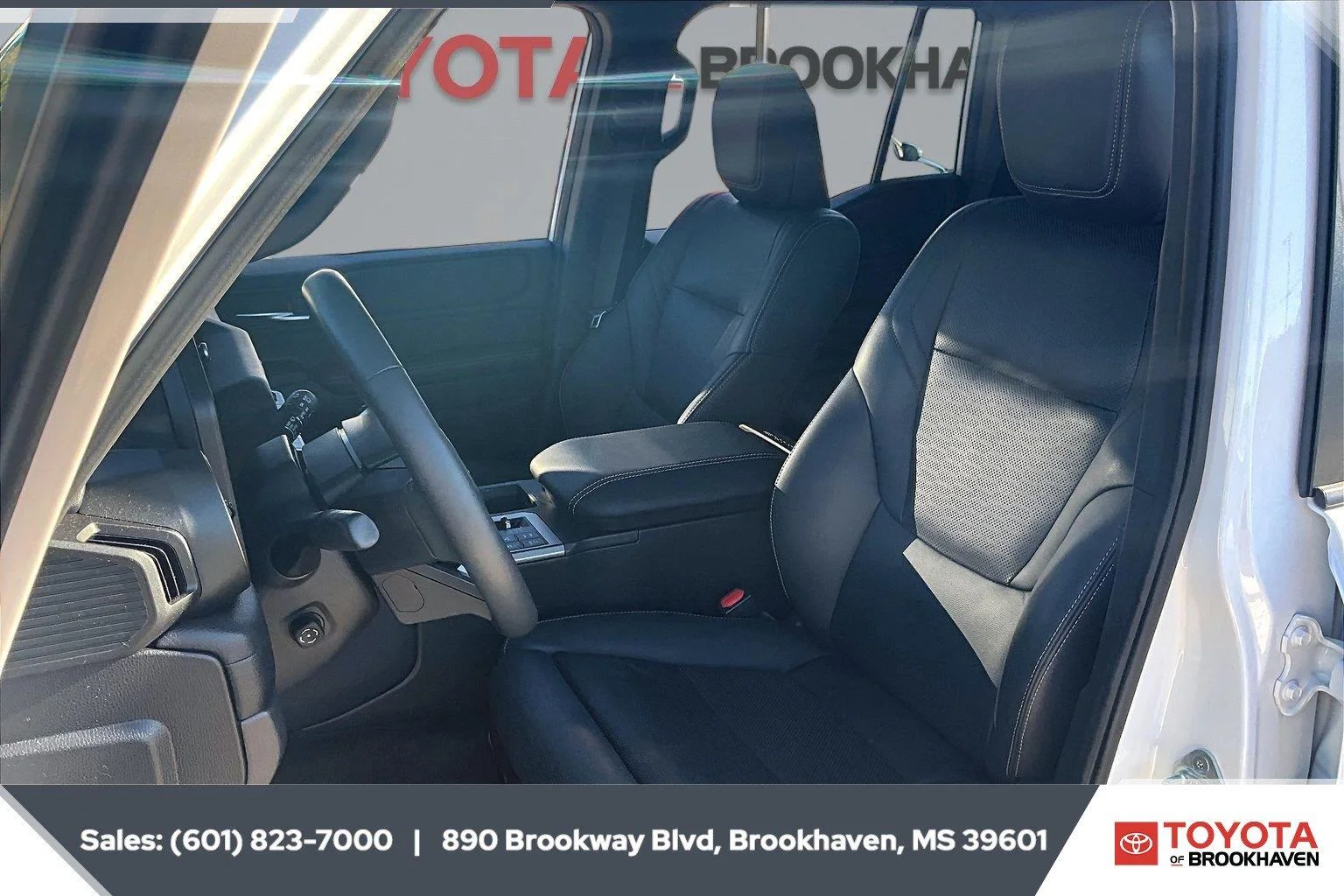 Used 2025 Wind Chill Pearl Toyota Base image 18