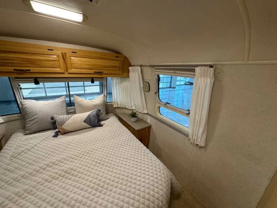 Used 2011 SILVER AIRSTREAM  image 20