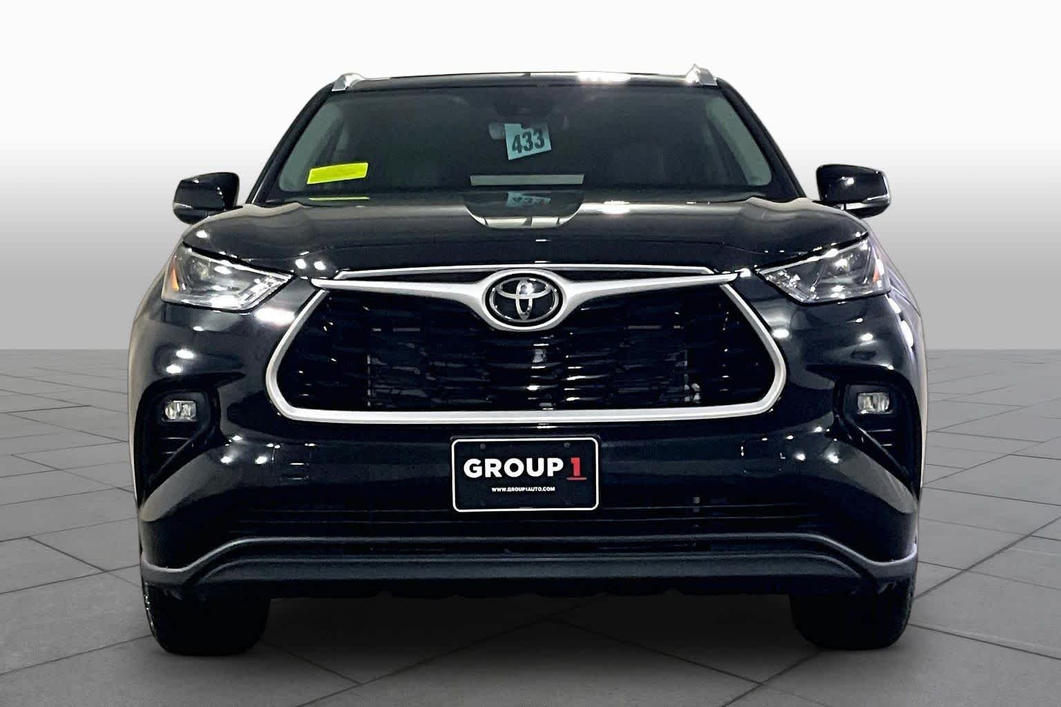 Used 2022 Midnight Black Metallic Toyota XLE image 5