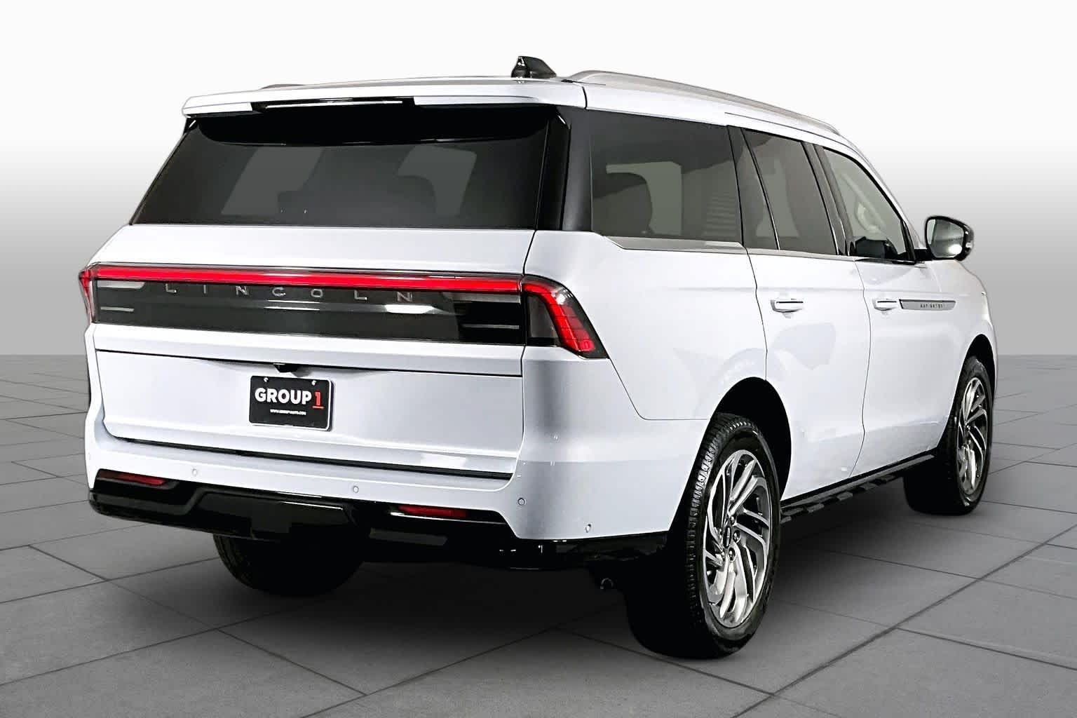 Used 2025 Crystal White Metallic Clearcoat Lincoln Reserve image 22